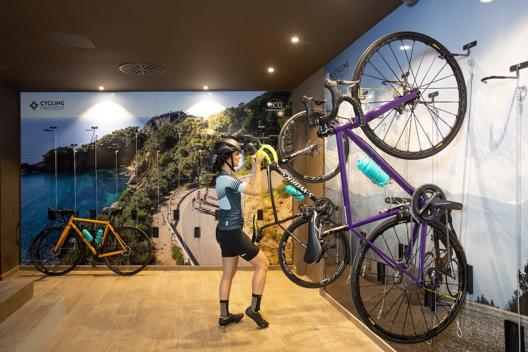 f18cf-hotel-ciutat-de-girona-cycling-center-bicis-penjant-19
